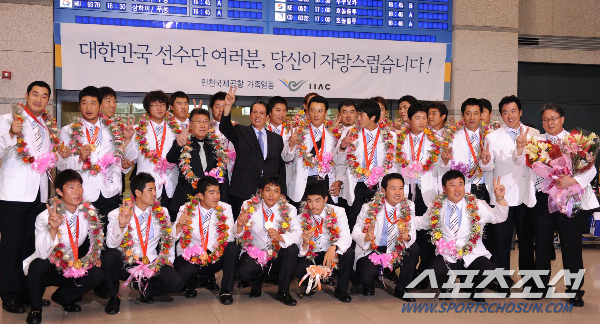 ‘엿사탕을 맞을지언정’ 대표팀 선수들은 왜 어떤 인사도 하지 못한 채 뿔…