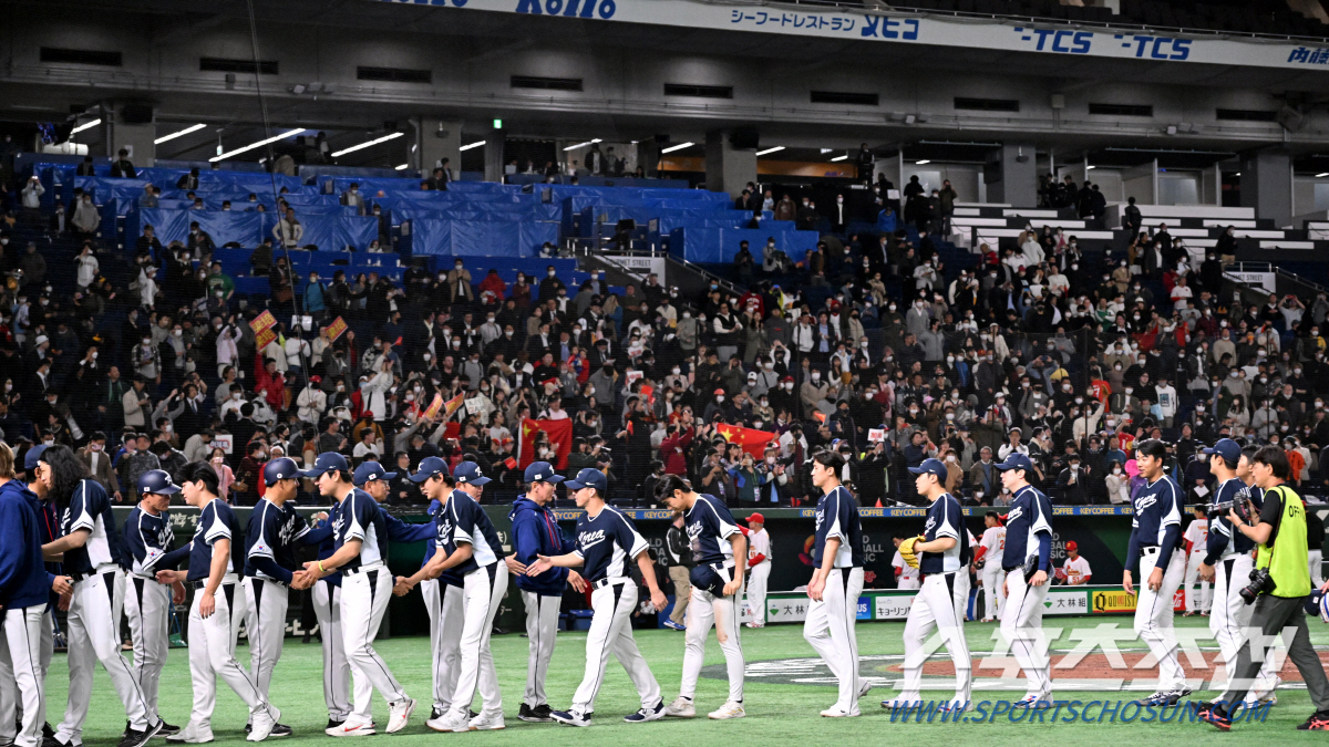월드베이스볼클래식(WBC) 2023 한국과 중국의 경기가 13일 일본 도쿄돔에서 열렸다. 한국이 22-2로 승리했다. 경기 종료 후 악수를 나누는 선수단의 모습. 도쿄(일본)=허상욱 기자wook@sportschosun.com/2023.03.13/