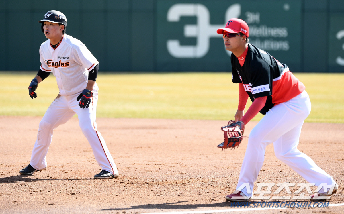 신인같지 않은 신인이라더니…'고졸루키' 문현빈 첫 선발출전, 선배들을 긴…