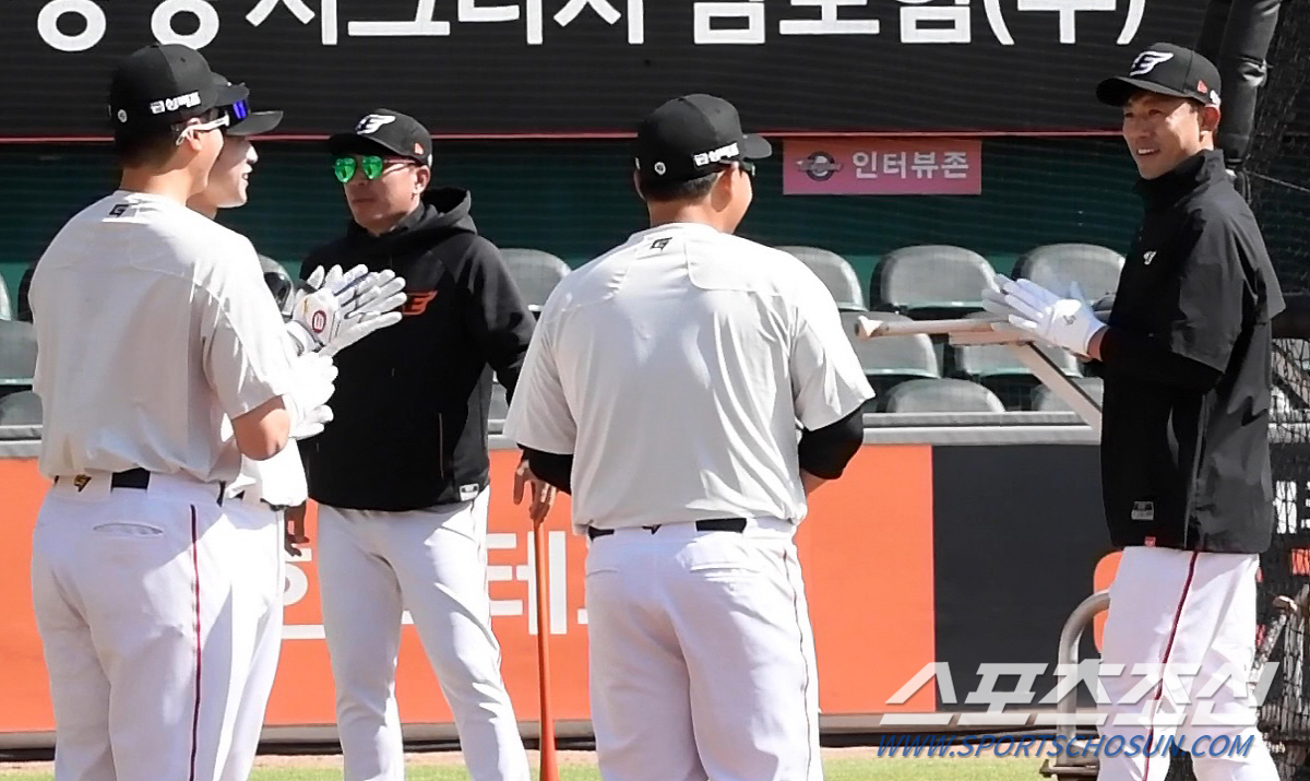 '이글스에 온걸 환영해요' 새 가족 이명기 향한 후배들의 깜짝 박수 '마…