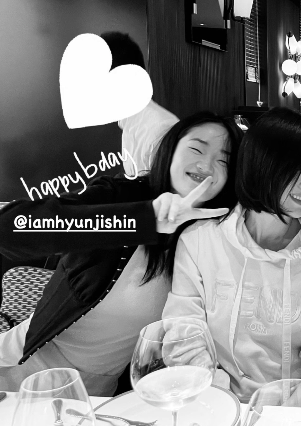 송혜교, 15살 연하 신현지 생일에 빠질 수 없지..변함없는 두터운 우정