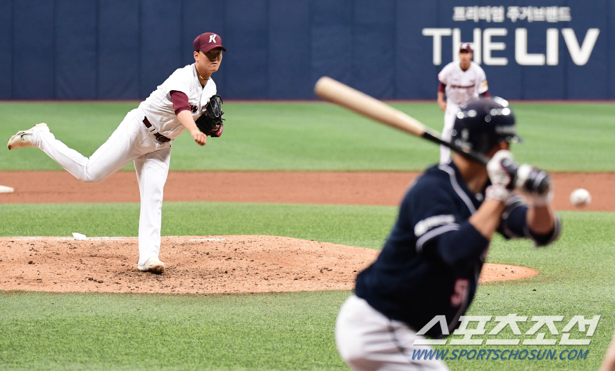 '키움엔 이도류가 두명' 장재영·김건희, 150km 강속구+호쾌한 스윙 …