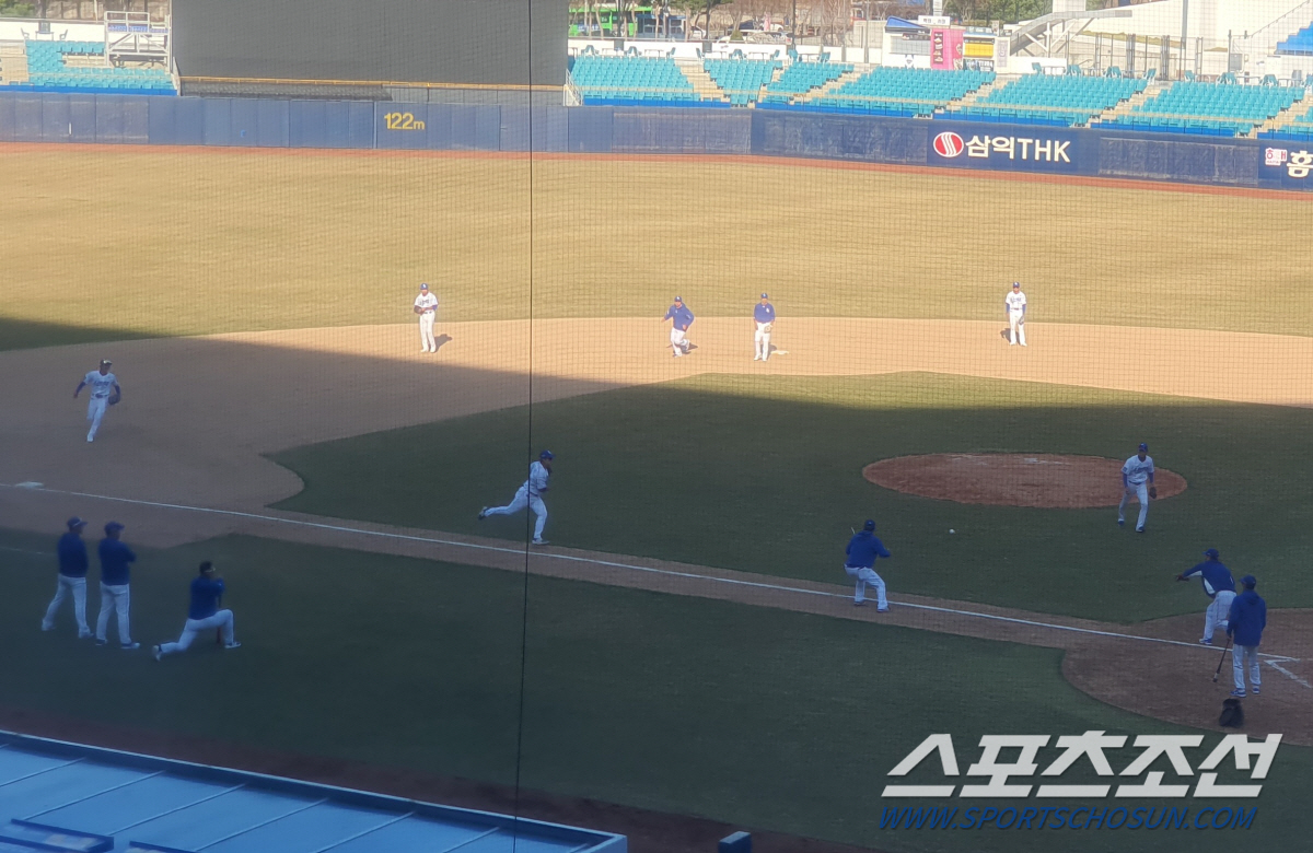시원하게 이겼는데... 레전드 유격수 감독은 참지 않았다. 두차례 협살 …