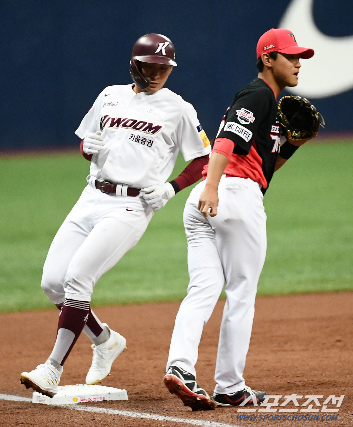 역시 이정후! 귀국 이틀 만에 선발 출장,1R 특급신인 공략 안타까지…"…