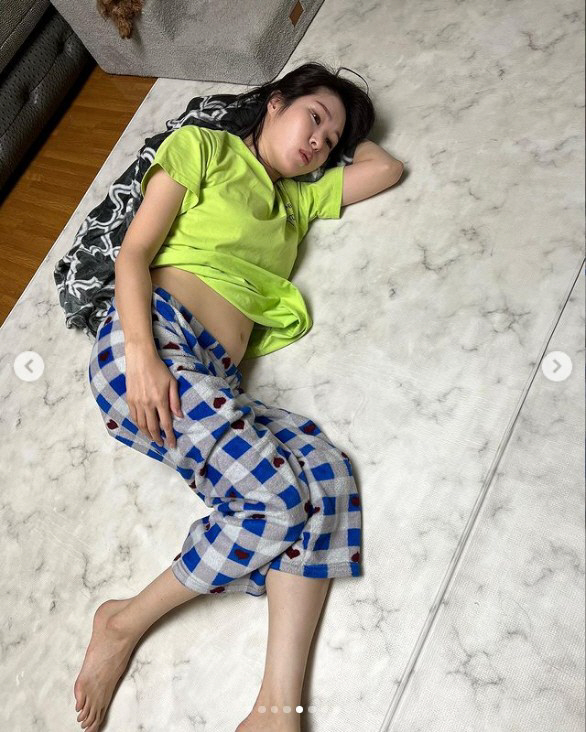 미자, 볼록 나온 '새하얀 똥배'...그래도 족발 뼈 째 뜯는 '야식러'