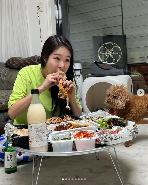 미자, 볼록 나온 '새하얀 똥배'...그래도 족발 뼈 째 뜯는 '야식러'