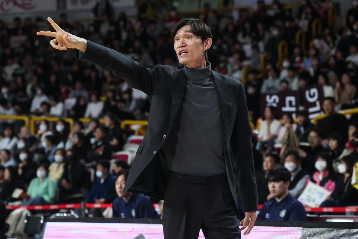 [현장리포트]김주성 감독 "지시 잘 따라준 선수들 고맙다"