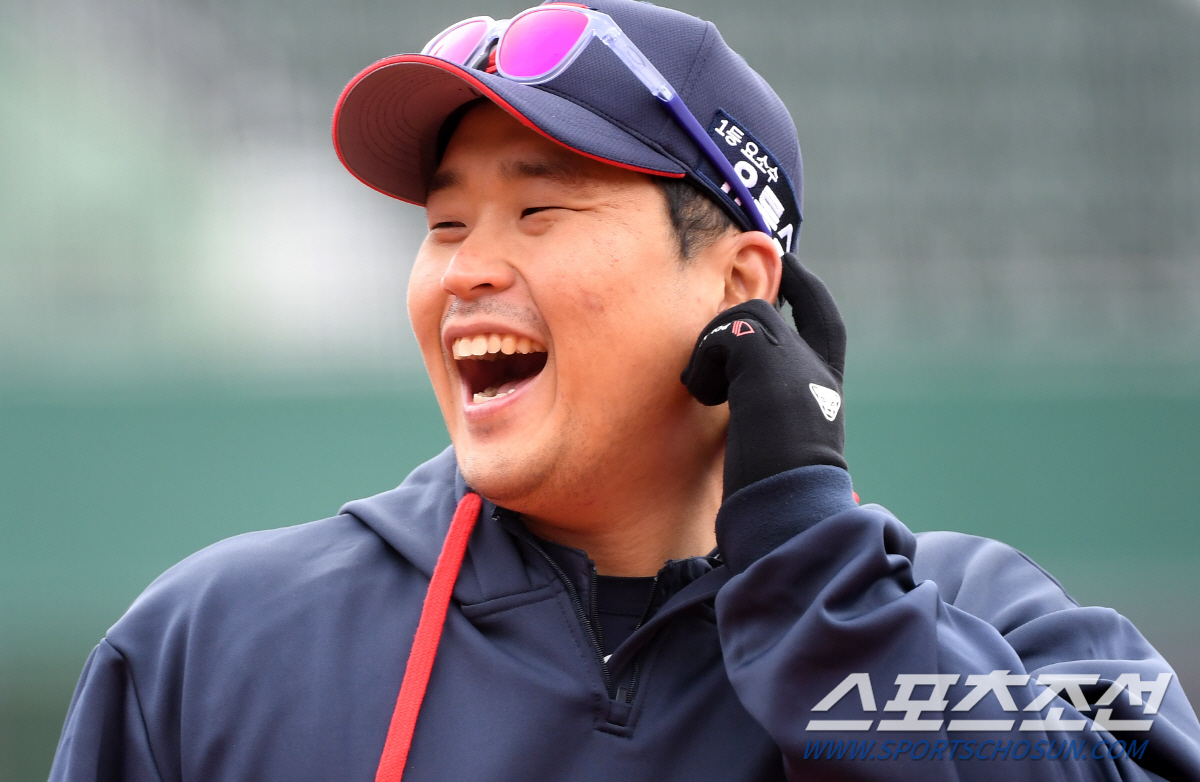 '아니 이게 누구야' 입 틀어막은 오지환...롯데 유강남은 너무 낯설어