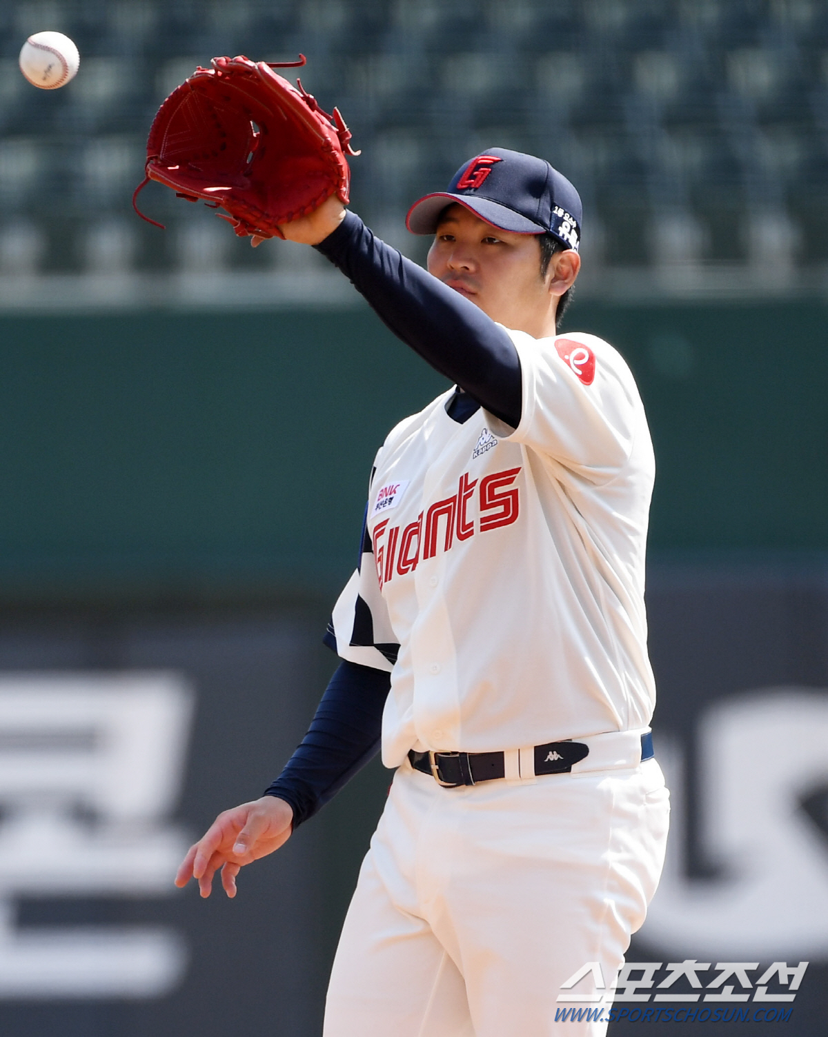 '2연속 사구→밀어내기→역전타' 한현희, '목표' 4이닝 못채웠다 [부산…