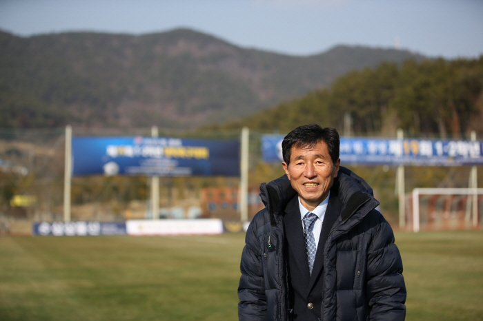 [인터뷰]대학축구 '심부름꾼' 자처, 한-일전 앞둔 변석화 회장 "솔직히…