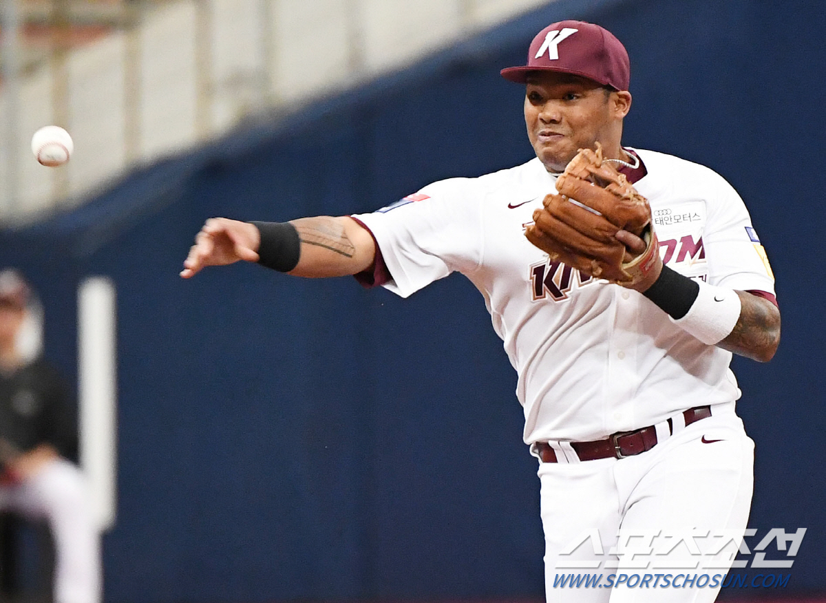 12타석 만에 첫 안타-1타점 적시타…3년 만에 복귀 러셀, 푸이그를 잊…