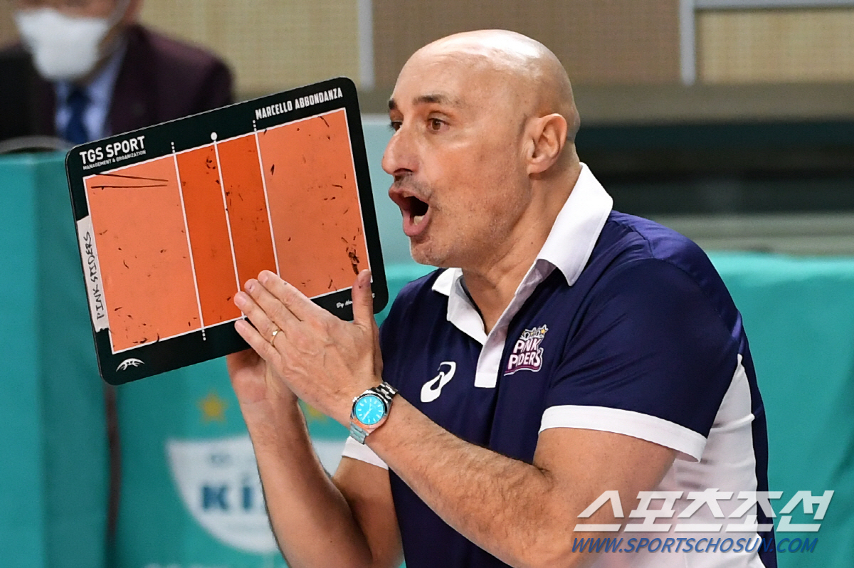 '투잡러' 아본단자 감독 그리스대표팀과 이별. "흥국생명에만 집중"[인천…