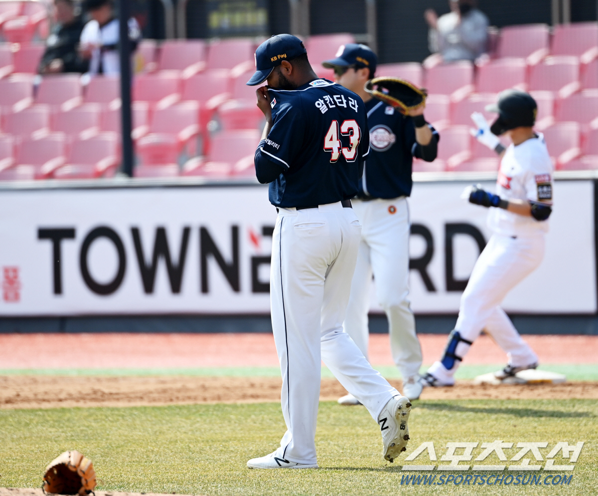 팔꿈치에 타구를 맞고도 "괜찮다"며 상대 덕아웃에 두 번이나 인사를 한 …