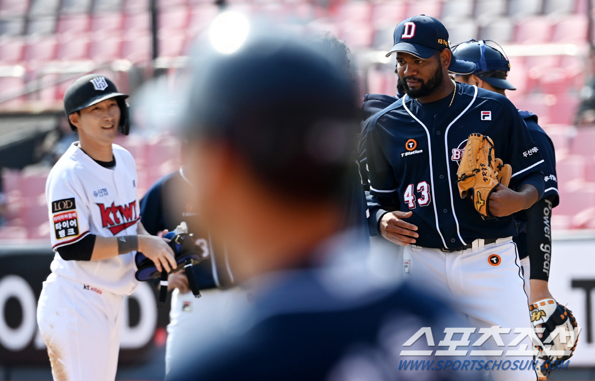 팔꿈치에 타구를 맞고도 "괜찮다"며 상대 덕아웃에 두 번이나 인사를 한 …