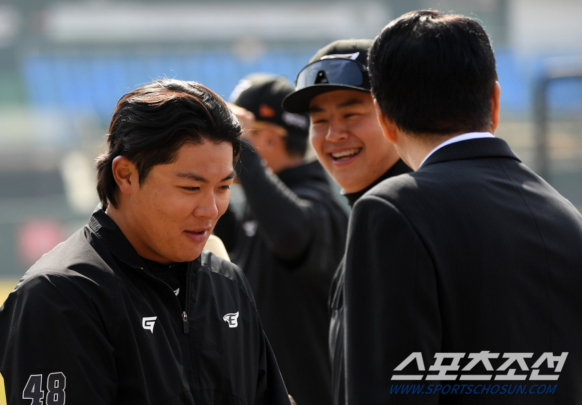 정민태 해설위원을 미소로 반기는 허관회와 노시환 "코치님~"