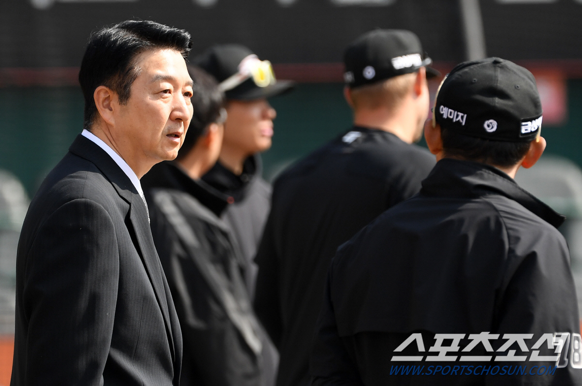 애정 어린 눈빛으로 제자들을 바라보는 정민태 해설위원