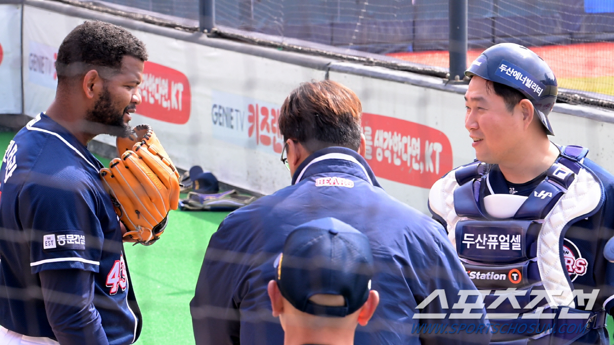 '환상의 짝꿍 탄생' 양의지도 감탄한 알칸타라의 돌직구, 엄지 척에 흐뭇…