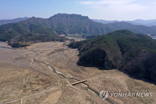 (화순=연합뉴스) 조남수 기자 = 광주ㆍ전남 지역에 계속되는 가뭄으로 20일 전남 화순 동복호의 저수율이 낮아지며 흙바닥이 드러나고 있다. 2023.3.20 iso64@yna.co.kr