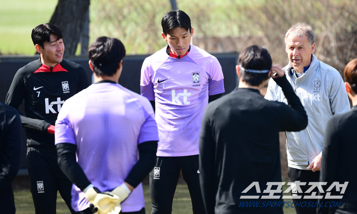 [현장에서]'토트넘 얘기 나눴을까?'…클린스만-손흥민 열띤 토크 포착, …