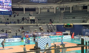 나홀로 서브 연습…만 37세 베테랑의 부상 투혼 