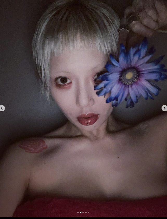 '♥던 재결합설' 현아, 상의탈의 충격..온 몸에 타투 가득