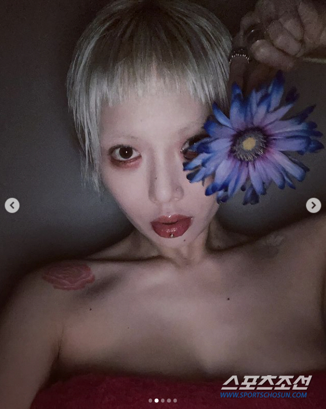 [종합]현아, 파격 또 파격! '앙상한 몸매→상의 탈의→대형 타투→숏컷'