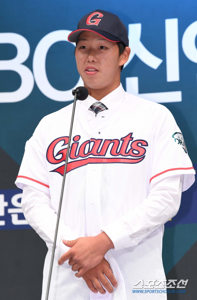 '구속은 피했지만' 나락에 떨어진 2000년생 최고 재능…개막 직전 '날…