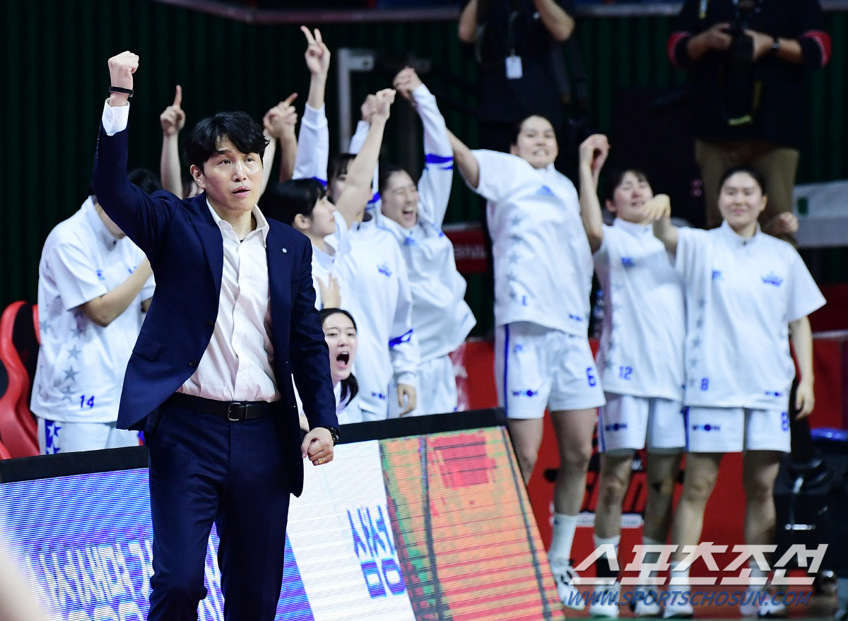 23일 부산 사직체육관에서 여자프로농구 챔피언결정전 3차전 BNK와 우리은행의 경기가 열렸다. 우리은행이 승리하며 우승을 차지했다. 4쿼터 막판 결정적인 득점을 성공시키자 주먹을 쥐어보이는 우리은행 위성우 감독. 부산=송정헌 기자 songs@sportschosun.com/2023.03.23/