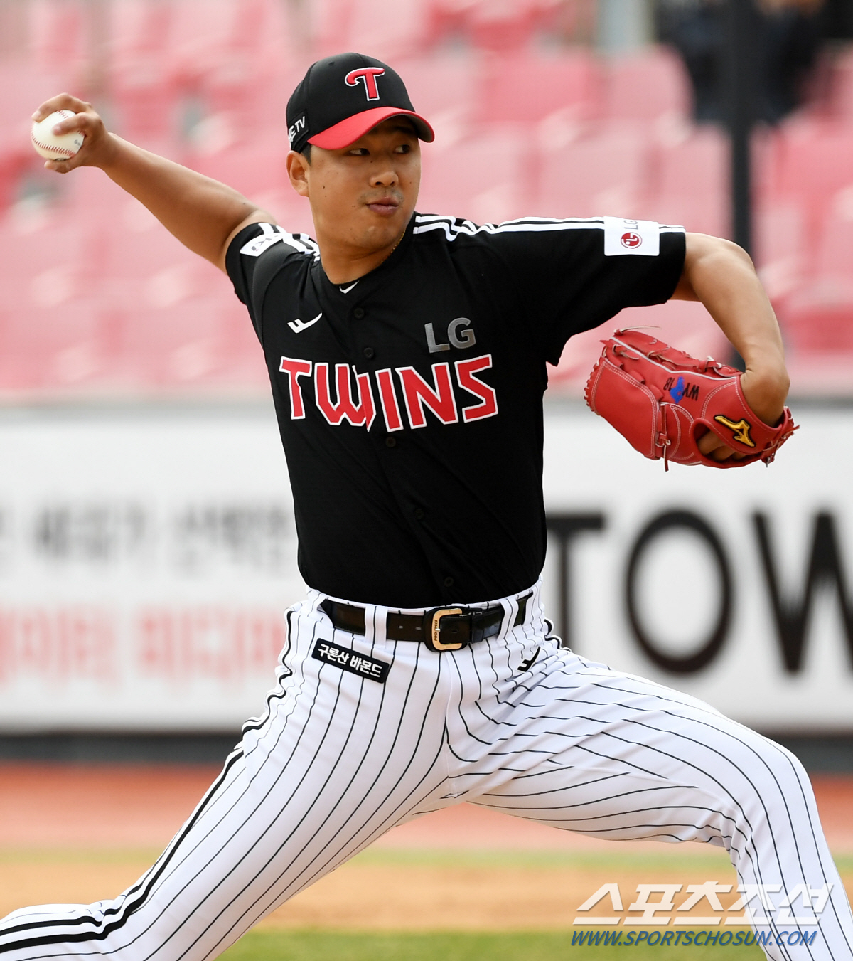 투수코치가 급히 마운드로... 갑작스런 제구 난조. 홀드왕에게 무슨 일이…