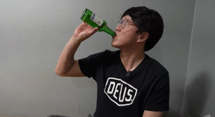 '44살' 성시경 "키스할 일 없으니까..." 소주 병나발까지('먹을텐데…