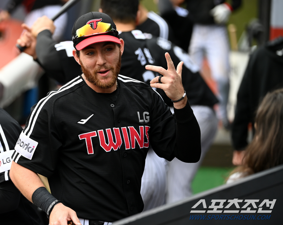 "에이 이건 아니지~" 첫 홈런 치고 의기양양했던 외인 타자, 덕아웃 들…