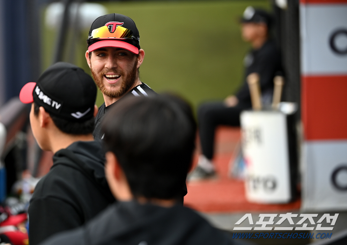 "에이 이건 아니지~" 첫 홈런 치고 의기양양했던 외인 타자, 덕아웃 들…