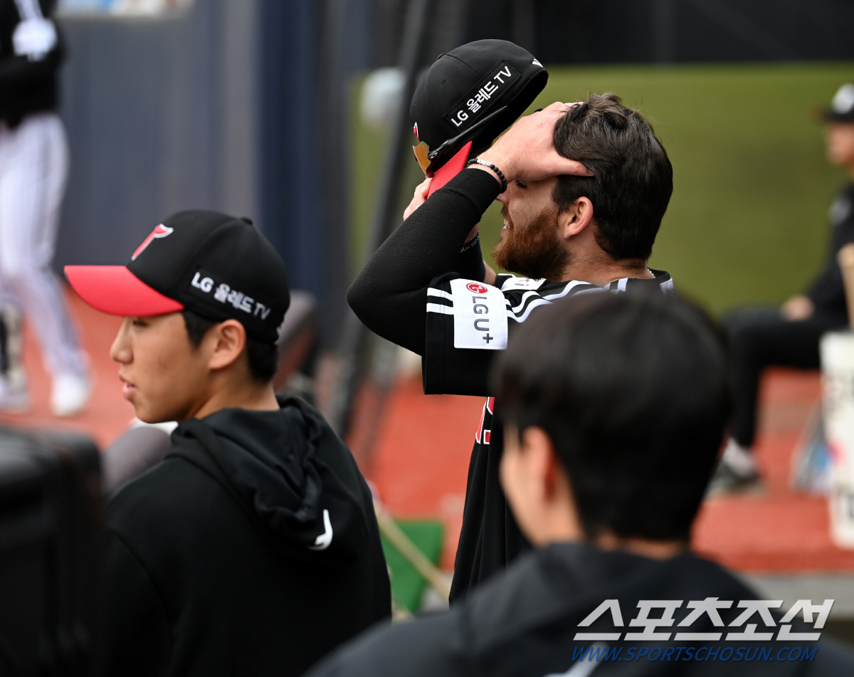 "에이 이건 아니지~" 첫 홈런 치고 의기양양했던 외인 타자, 덕아웃 들…