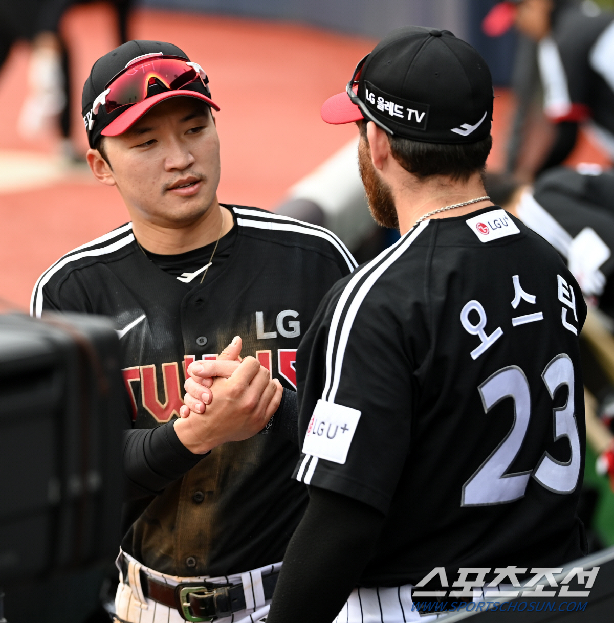 "에이 이건 아니지~" 첫 홈런 치고 의기양양했던 외인 타자, 덕아웃 들…