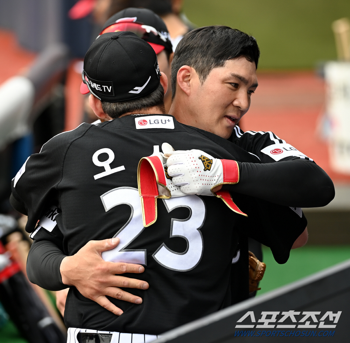 "에이 이건 아니지~" 첫 홈런 치고 의기양양했던 외인 타자, 덕아웃 들…