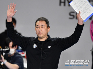 2시간 38분 진땀승 감독의 칭찬 세례. 