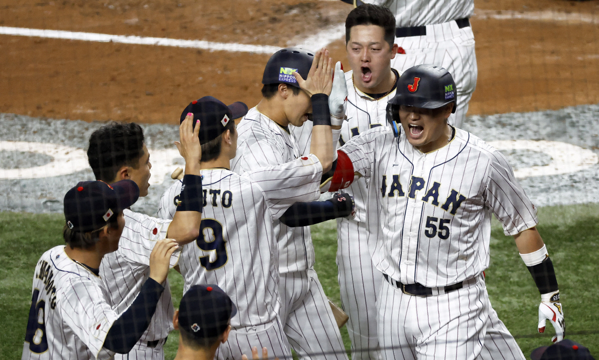 "늦었네, 무네(애칭)" 멕시코와 준결승전 9회말 끝내기, 무라카미 얼싸…