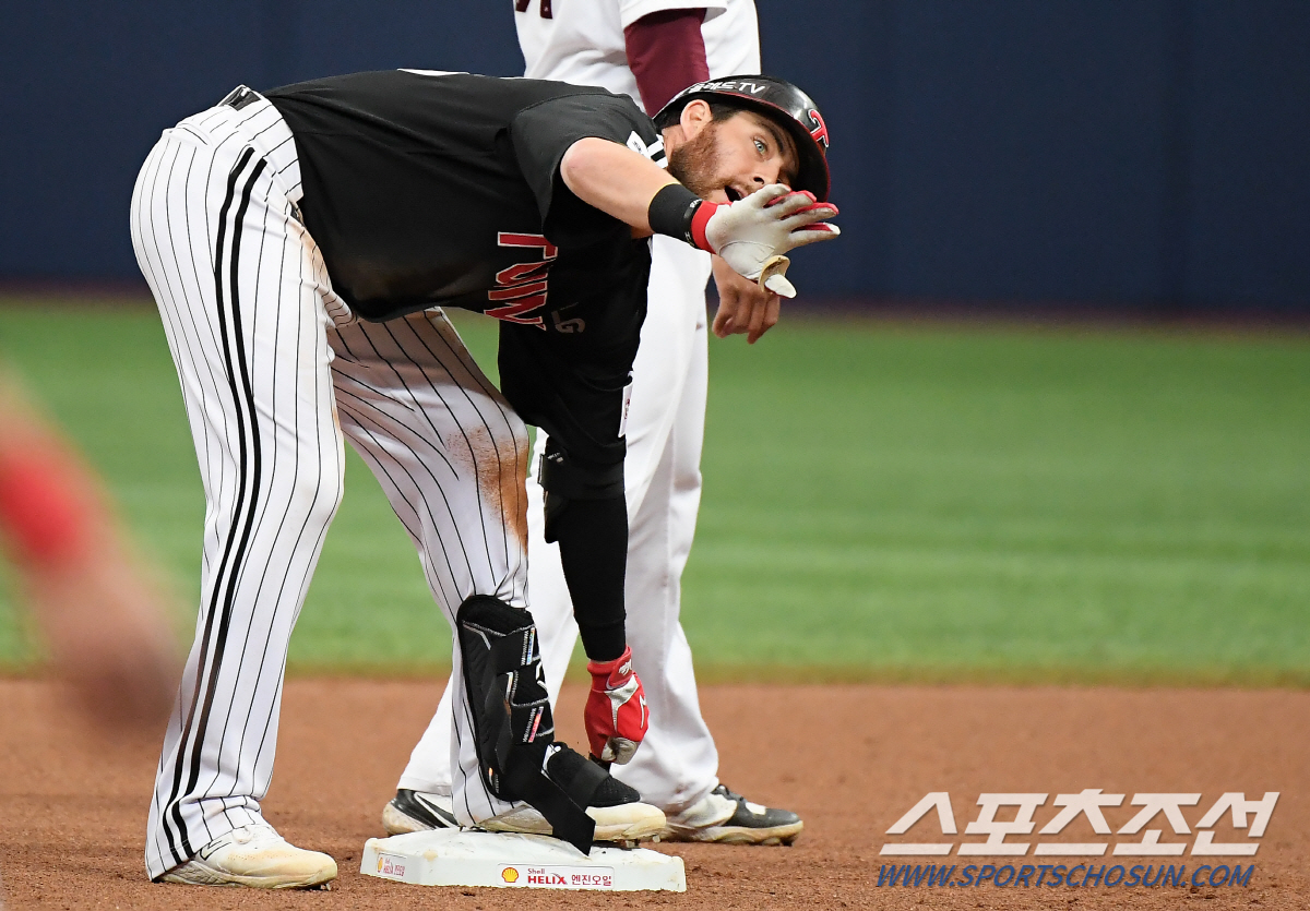‘세리머니 주루사’ 트라우마? 타임 요청하고도 2루 베이스 못 떠난 외국…