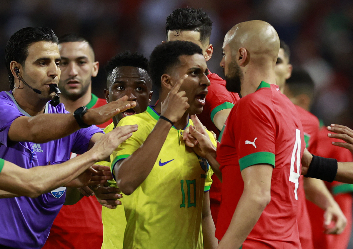 '네이마르 빠진' FIFA랭킹 1위 브라질 또 무너졌다, '짠물수비' 카…