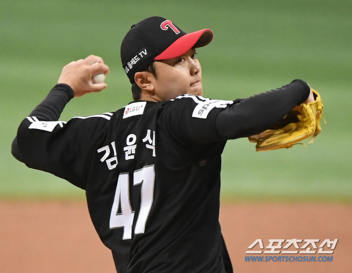 대표팀 동료 활약에 진땀…김윤식 시범 경기 첫 등판 '3이닝 3실점 1자…