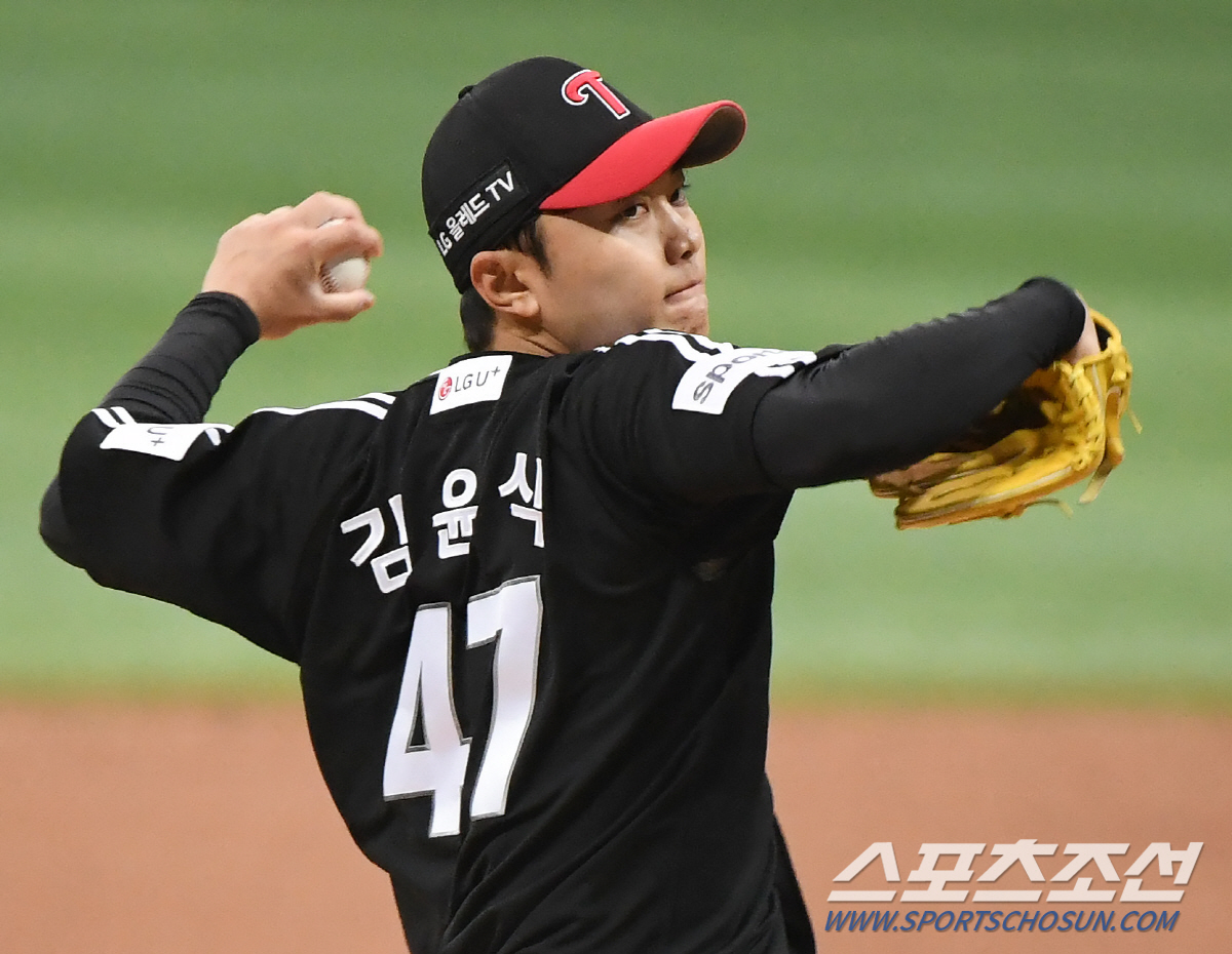 대표팀 동료 활약에 진땀…김윤식 시범 경기 첫 등판 '3이닝 3실점 1자…
