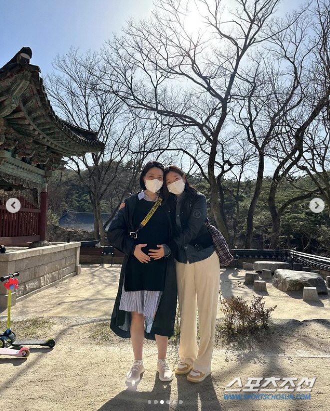 '7월 출산' 안영미, 박소담과 봄 나들이…스님들도 '딱콩이'에게 좋은 …