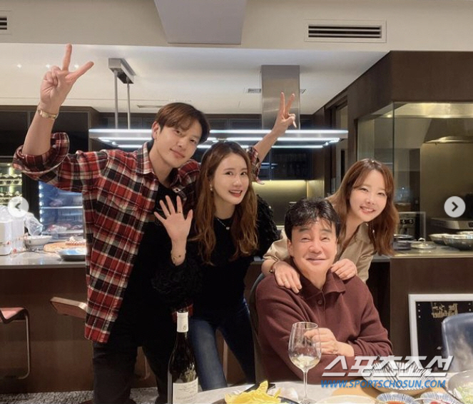 '5월의 신부' 이다해, 웨딩 드레스 터지겠네! "새끼 새마냥 받아먹다 …