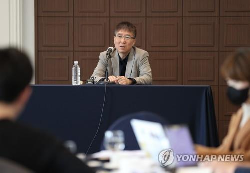 (서울=연합뉴스) 이재희 기자 = 장하준 영국 런던대 교수가 27일 오전 서울 중구 프레스센터에서 열린 '장하준의 경제학 레시피' 출간 기념 기자간담회에서 인사말을 하고 있다. 2023.3.27