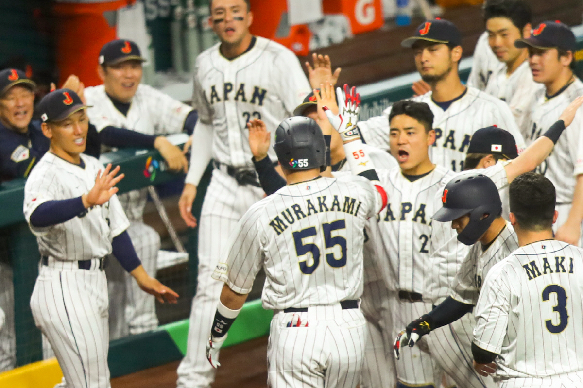 WBC 결승전 동점포를 쏘아올린 무라카미를 다르빗슈 등 더그아웃의 팀동료들이 환영하고 있다. UPI연합뉴스