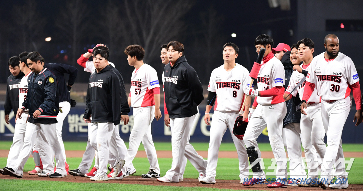 교체 배려→실책 퍼레이드…이런 집중력으로 주전 잡고 5강 가겠다고?[부산…