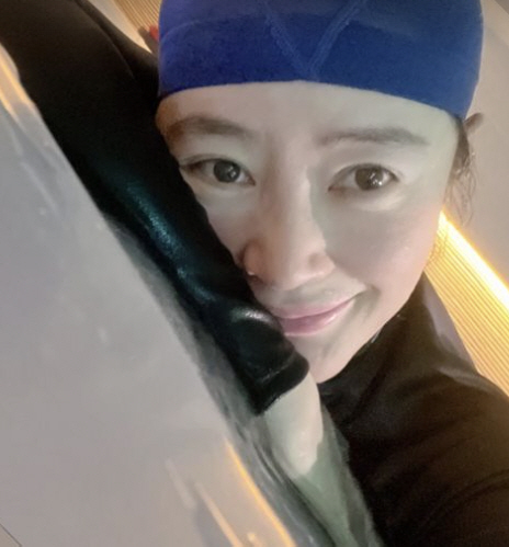 김혜수, 이정도면 못생겨야 하는데?…일반인 압살하는 '수영모+래시가드' …