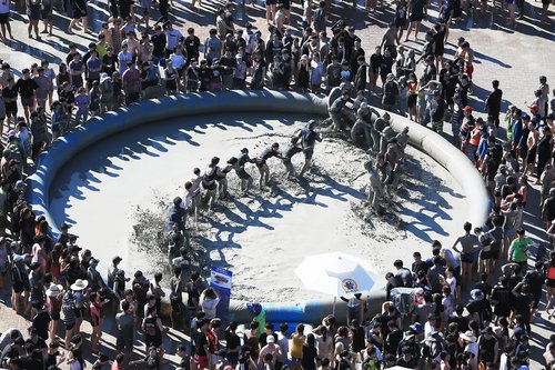 (보령=연합뉴스) 충남 보령시가 코로나19로 지난 2년간 온라인으로 진행했던 머드축제를 올해는 정상 개최한다고 29일 밝혔다. 올해 25회를 맞는 보령 머드축제는 2022 보령 해양머드박람회와 동시에 다음 달 16일부터 8월 15일까지 대천해수욕장 일대에서 열린다. 사진은 보령머드축제 모습. 2022.6.29 [보령시 제공. 재판매 및 DB 금지] photo@yna.co.kr