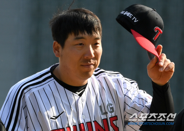 "가자 팔푼이" 타격기계 김현수 향한 짓궂은 장난...수비까지 꼬인 하루…