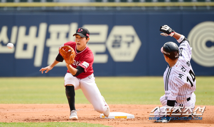 시범경기 타율 1위! '200안타 MVP'가 돌아왔다…은사와 함께 부른 …